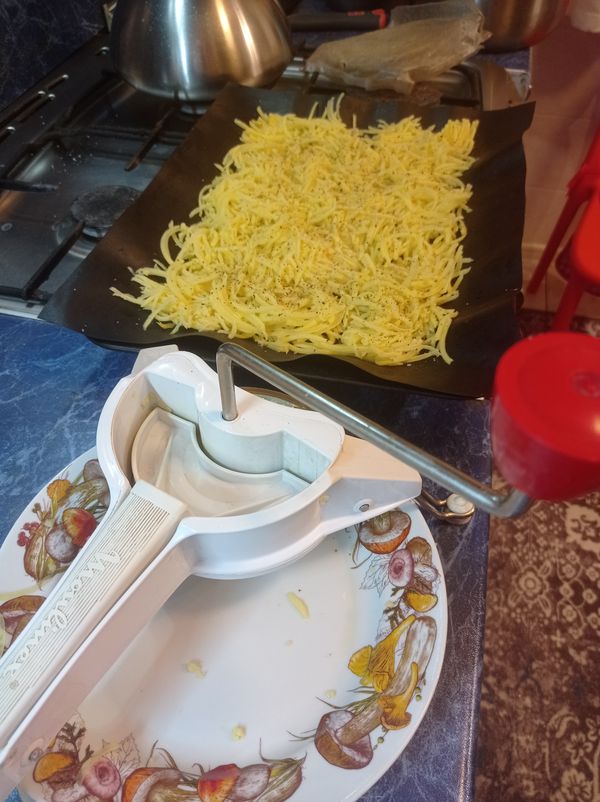 Картофельные чипсы с сыром