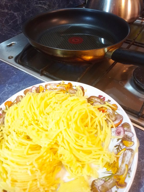 Картофельные чипсы с сыром