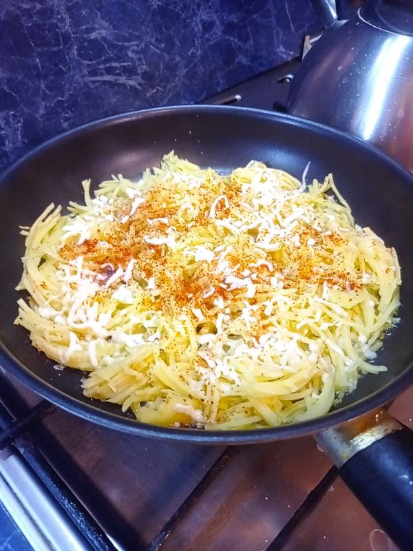 Картофельные чипсы с сыром