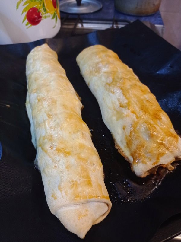 Штрудель яблочный из слоеного теста