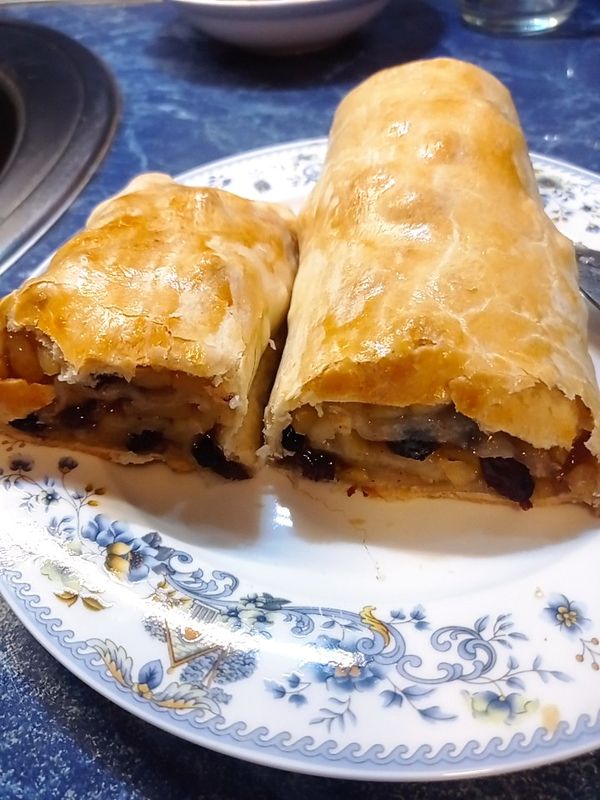 Штрудель яблочный из слоеного теста